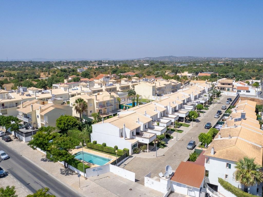 House T4+ in Ferreiras — image 03