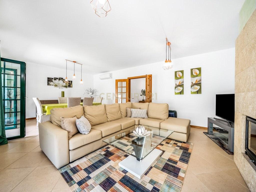House T4+ in Ferreiras — image 04
