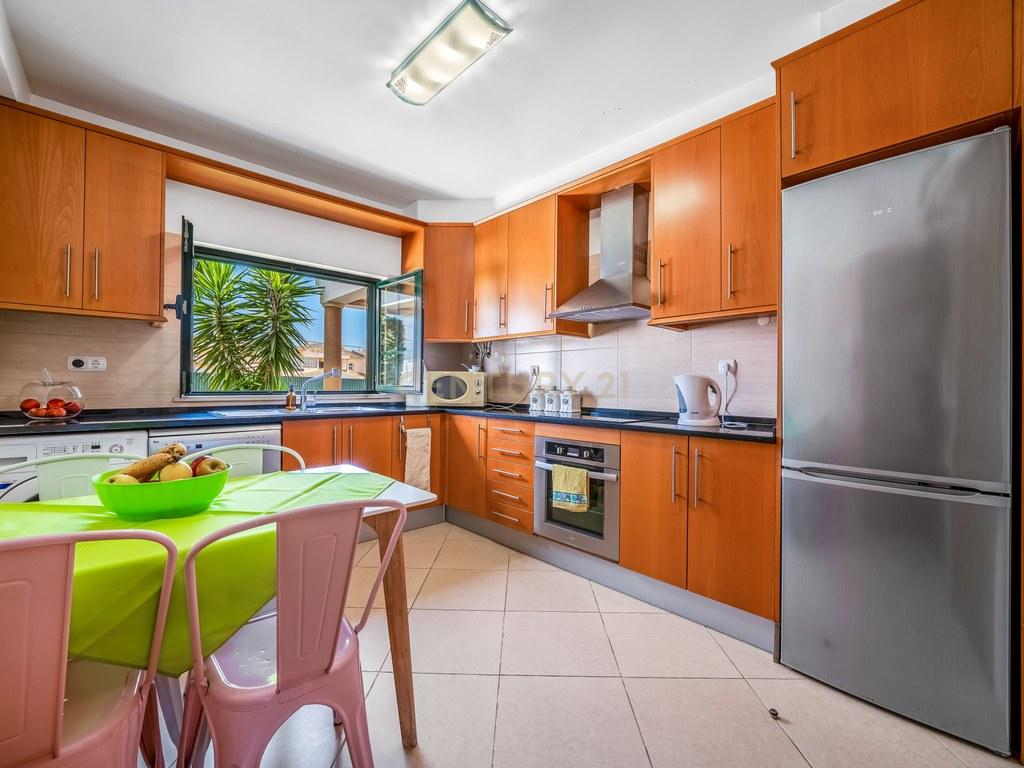 House T4+ in Ferreiras — image 07