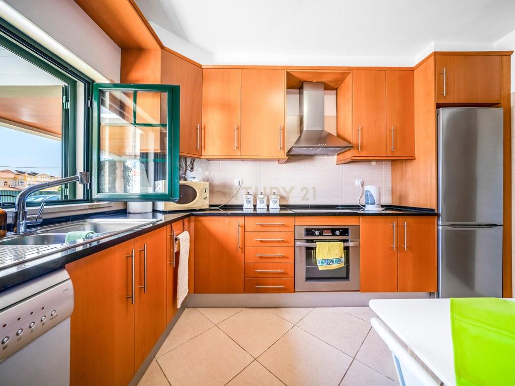 House T4+ in Ferreiras — image 08