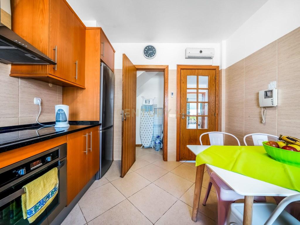 House T4+ in Ferreiras — image 09