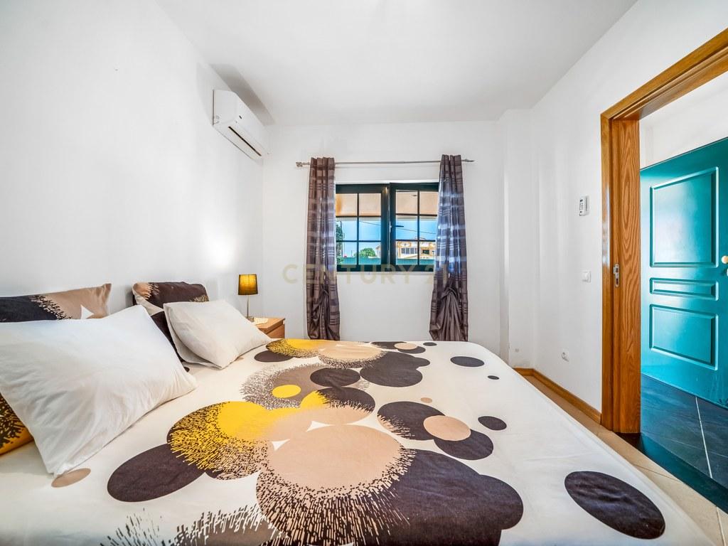 House T4+ in Ferreiras — image 11