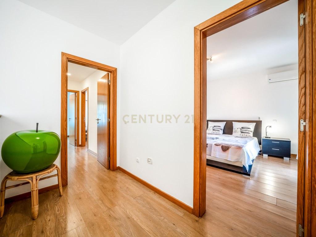 House T4+ in Ferreiras — image 13