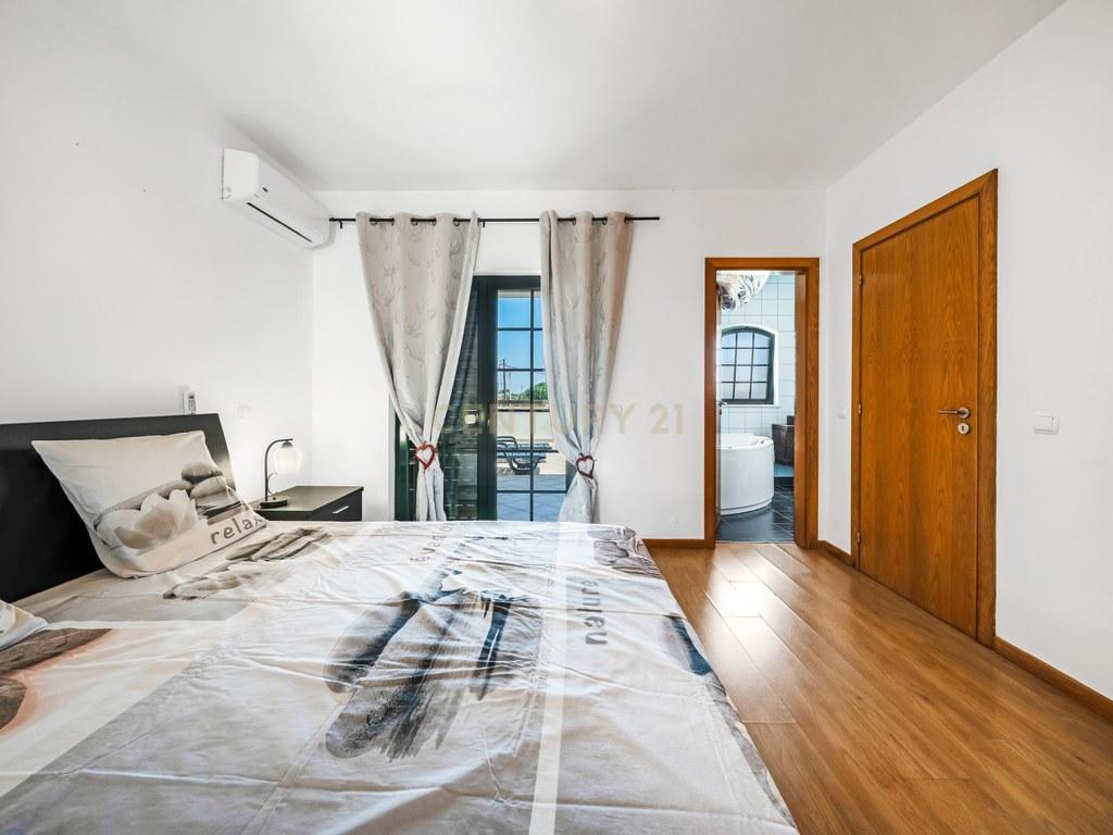House T4+ in Ferreiras — image 15