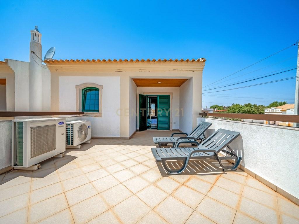 House T4+ in Ferreiras — image 17