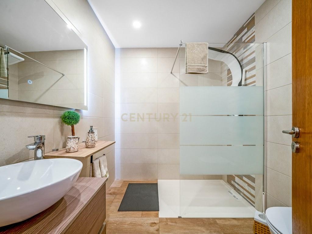 House T4+ in Ferreiras — image 20
