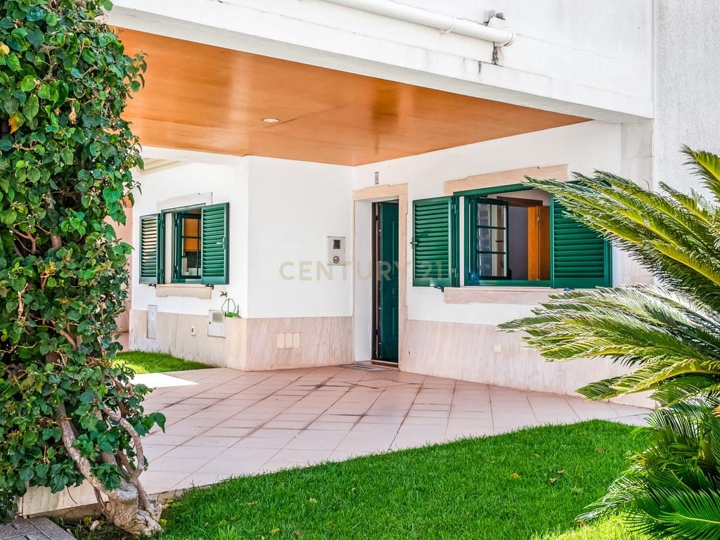 House T4+ in Ferreiras — image 23
