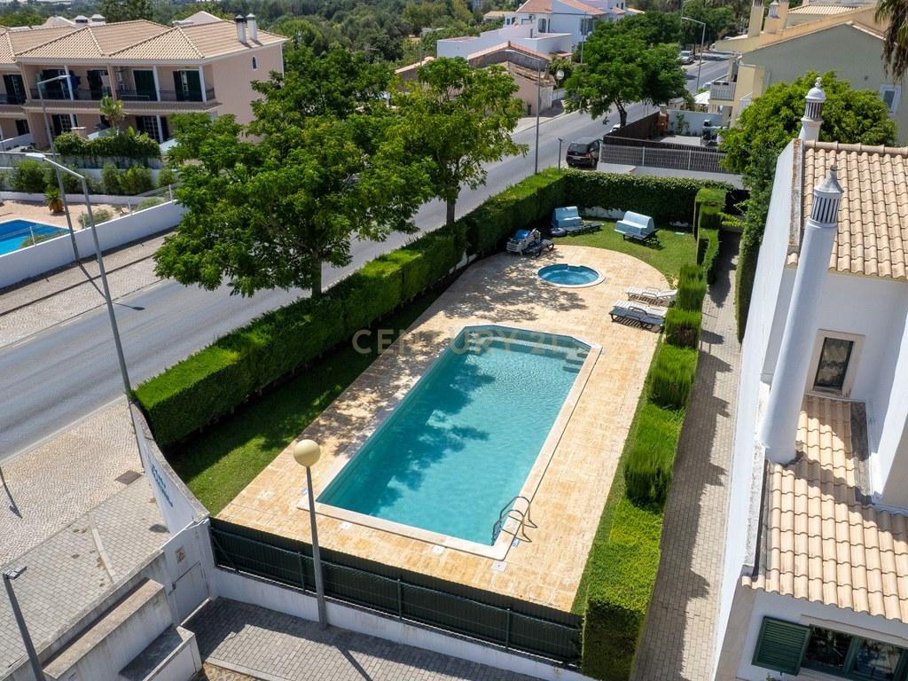 House T4+ in Ferreiras — image 24