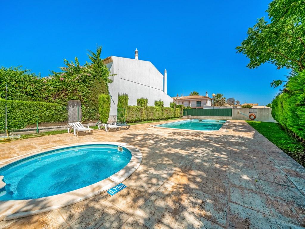 House T4+ in Ferreiras — image 25