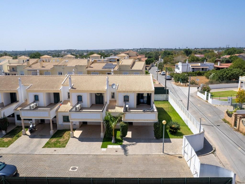 House T4+ in Ferreiras — image 26