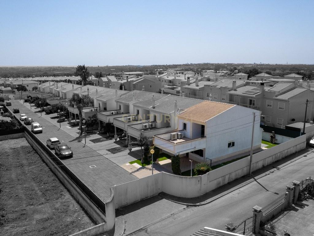 House T4+ in Ferreiras — image 28