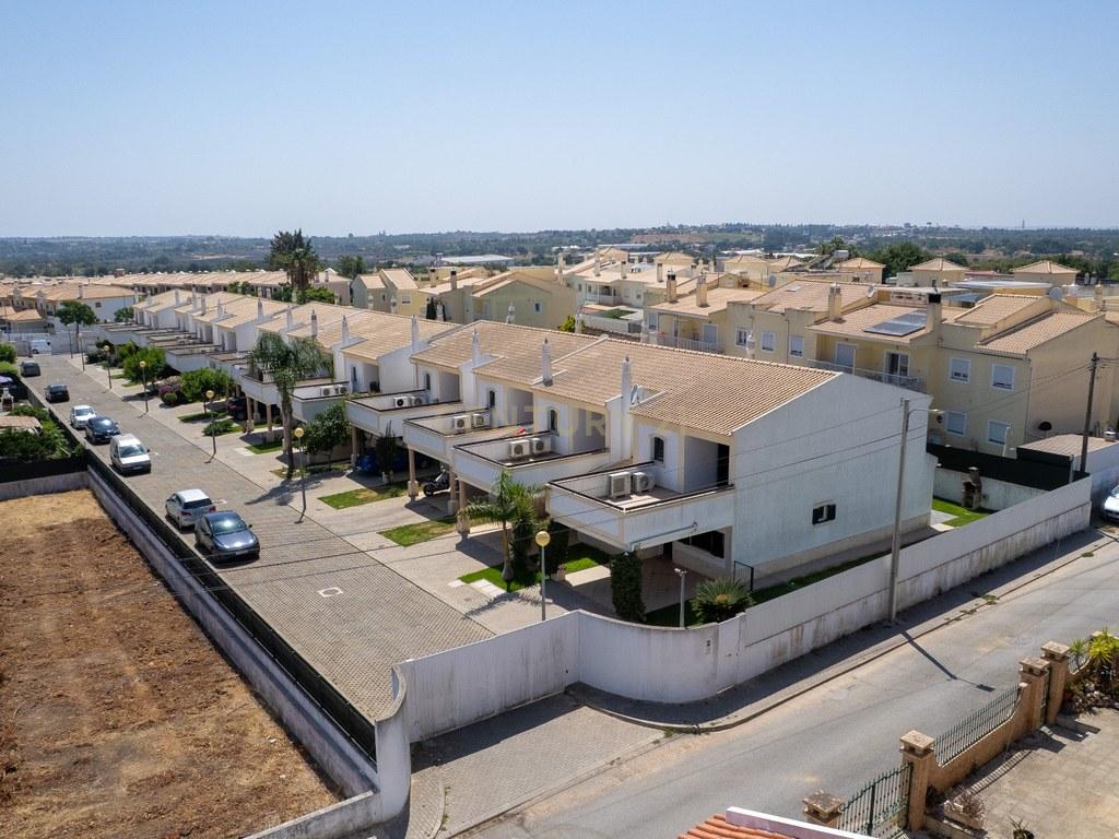 House T4+ in Ferreiras — image 30