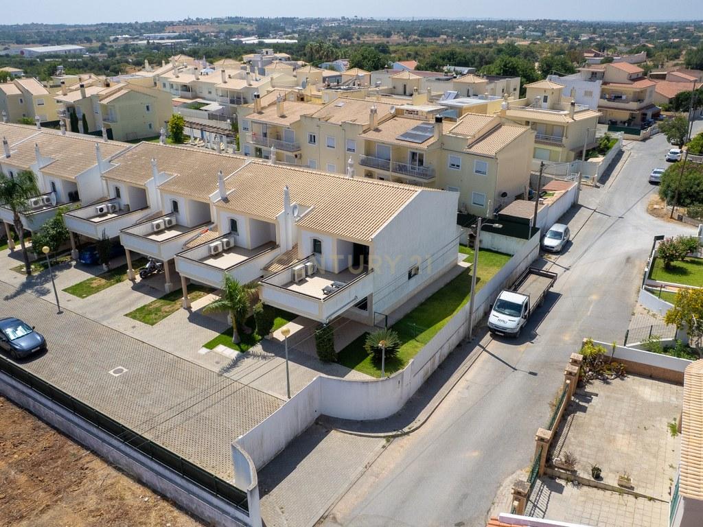 House T4+ in Ferreiras — image 31