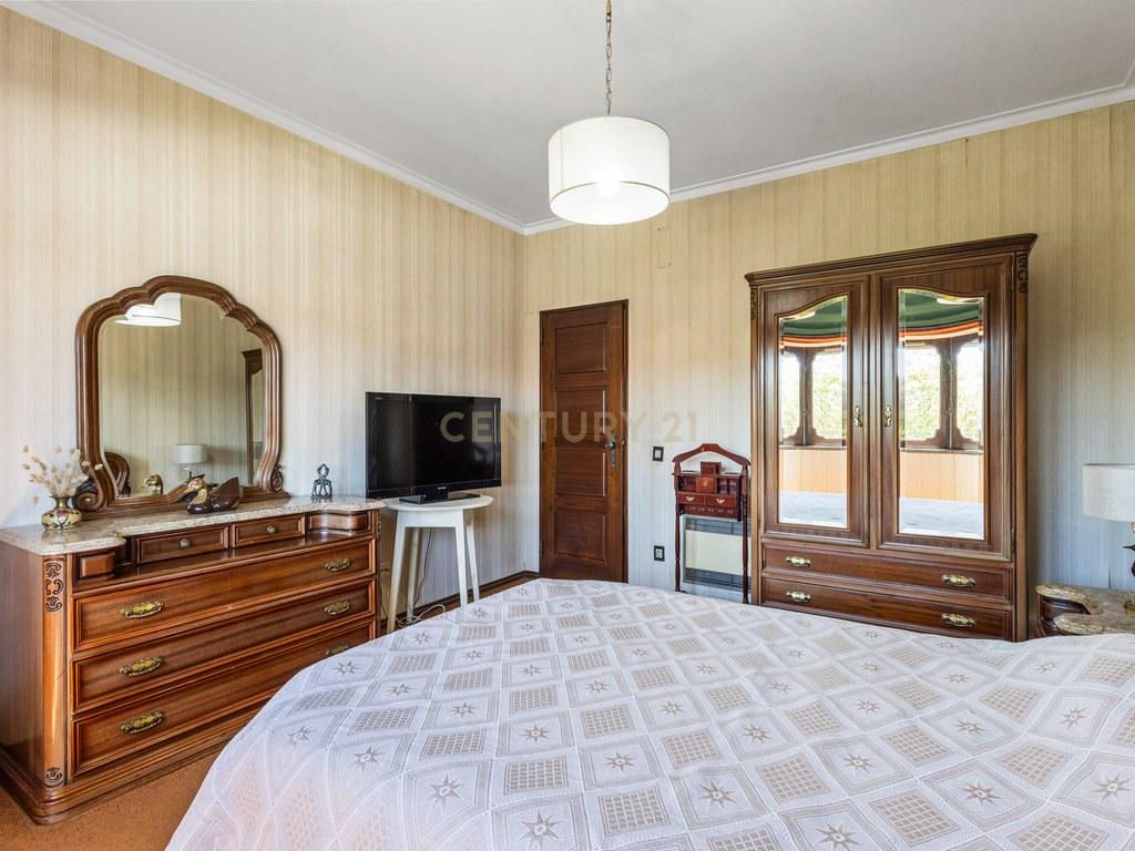 House T4+ in União das freguesias de Lourinhã e Atalaia — image 08