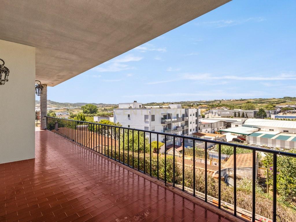 House T4+ in União das freguesias de Lourinhã e Atalaia — image 18