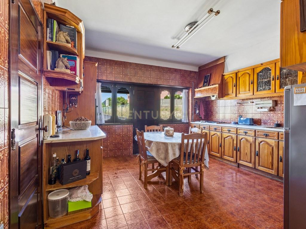 House T4+ in União das freguesias de Lourinhã e Atalaia — image 23
