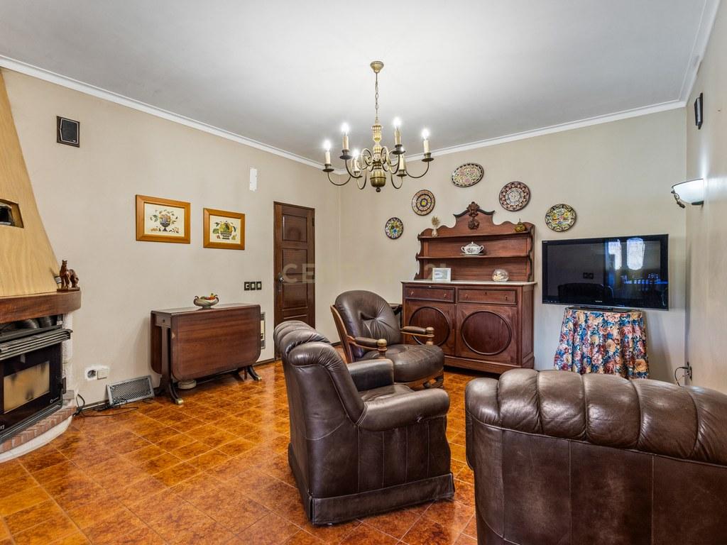 House T4+ in União das freguesias de Lourinhã e Atalaia — image 25
