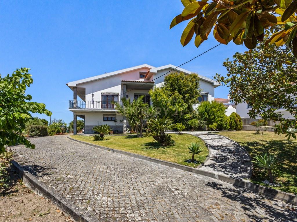 House T4+ in União das freguesias de Lourinhã e Atalaia — image 35