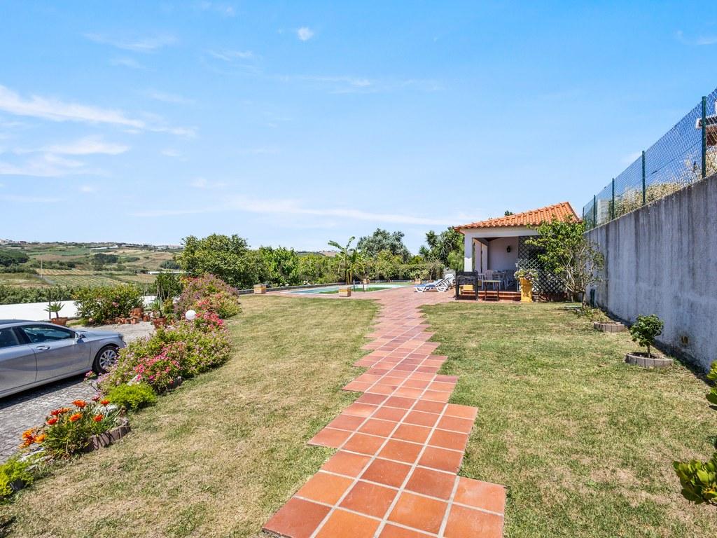 House T4+ in União das freguesias de Lourinhã e Atalaia — image 36