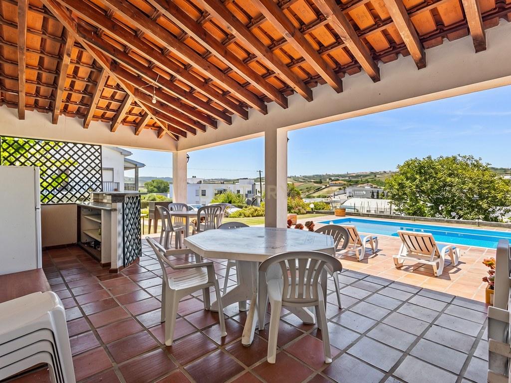 House T4+ in União das freguesias de Lourinhã e Atalaia — image 39