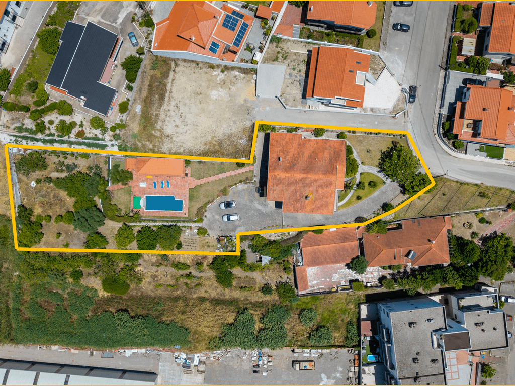 House T4+ in União das freguesias de Lourinhã e Atalaia — image 51