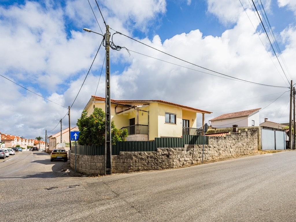 House T4+ in União das freguesias de Marrazes e Barosa — image 02
