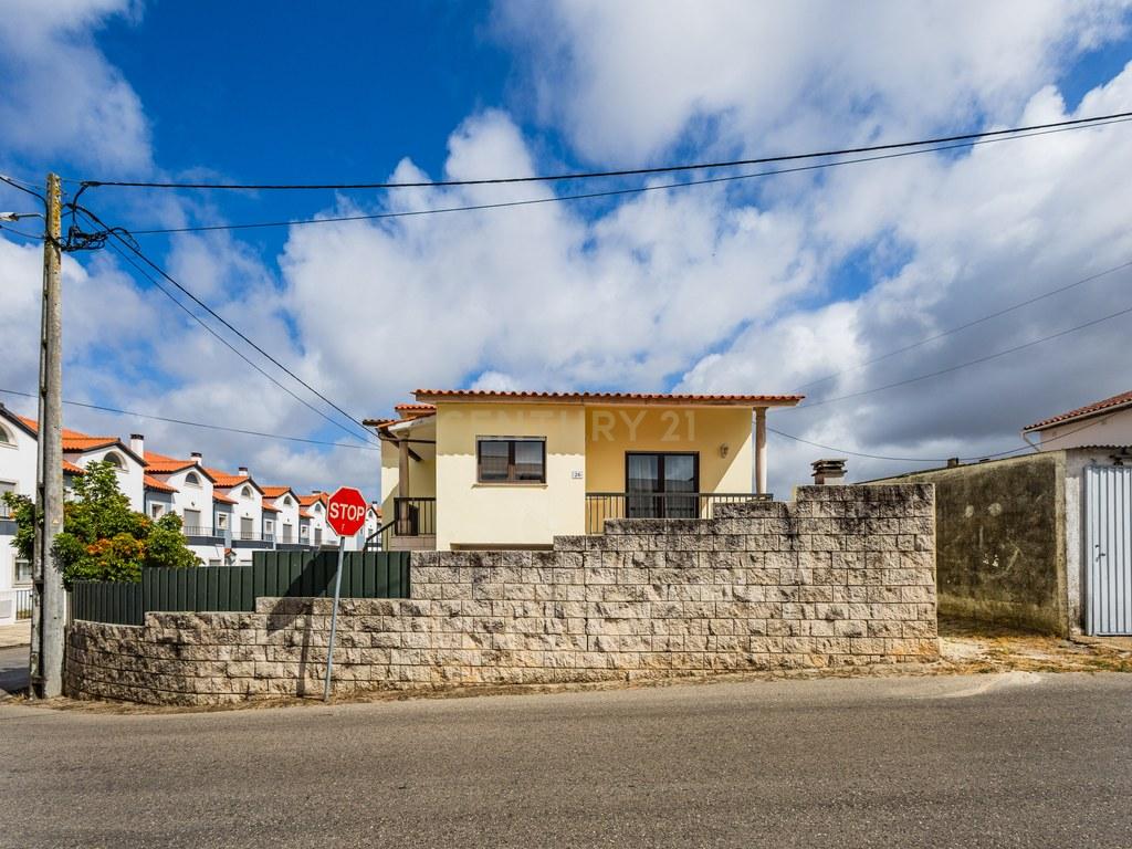 House T4+ in União das freguesias de Marrazes e Barosa — image 03