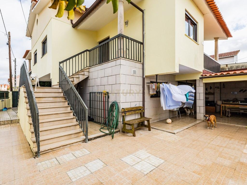 House T4+ in União das freguesias de Marrazes e Barosa — image 06