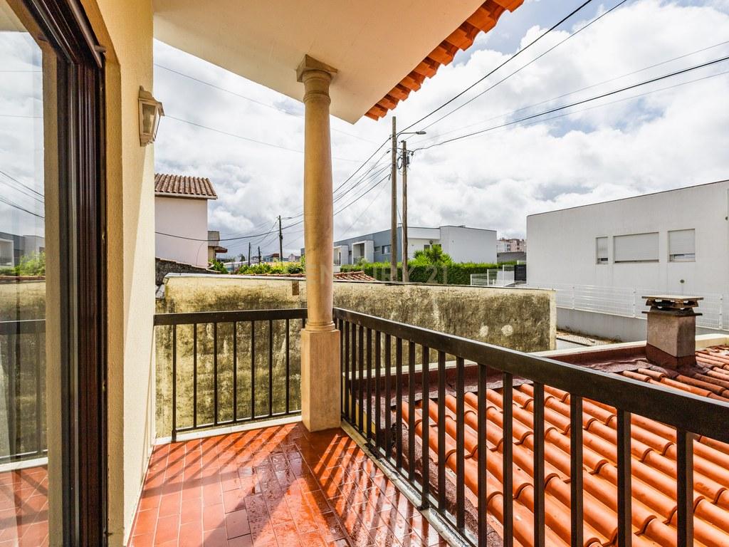 House T4+ in União das freguesias de Marrazes e Barosa — image 09