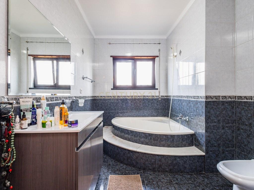 House T4+ in União das freguesias de Marrazes e Barosa — image 26