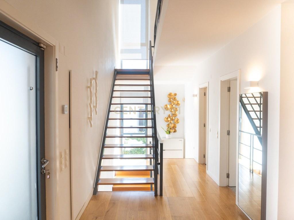 House T4+ in União das freguesias de Oeiras e São Julião da Barra, Paço de Arcos e Caxias — image 11