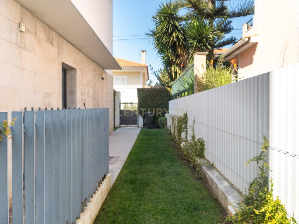 House T4+ in União das freguesias de Oeiras e São Julião da Barra, Paço de Arcos e Caxias — image 29