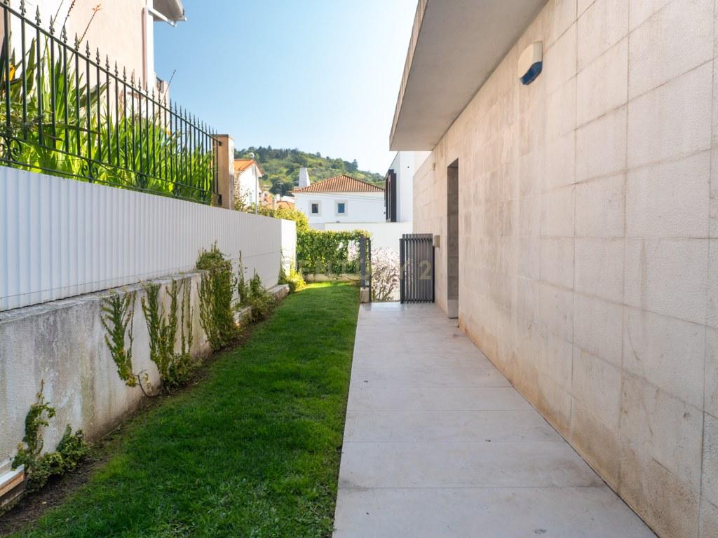 House T4+ in União das freguesias de Oeiras e São Julião da Barra, Paço de Arcos e Caxias — image 31