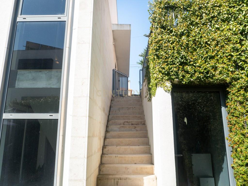 House T4+ in União das freguesias de Oeiras e São Julião da Barra, Paço de Arcos e Caxias — image 32