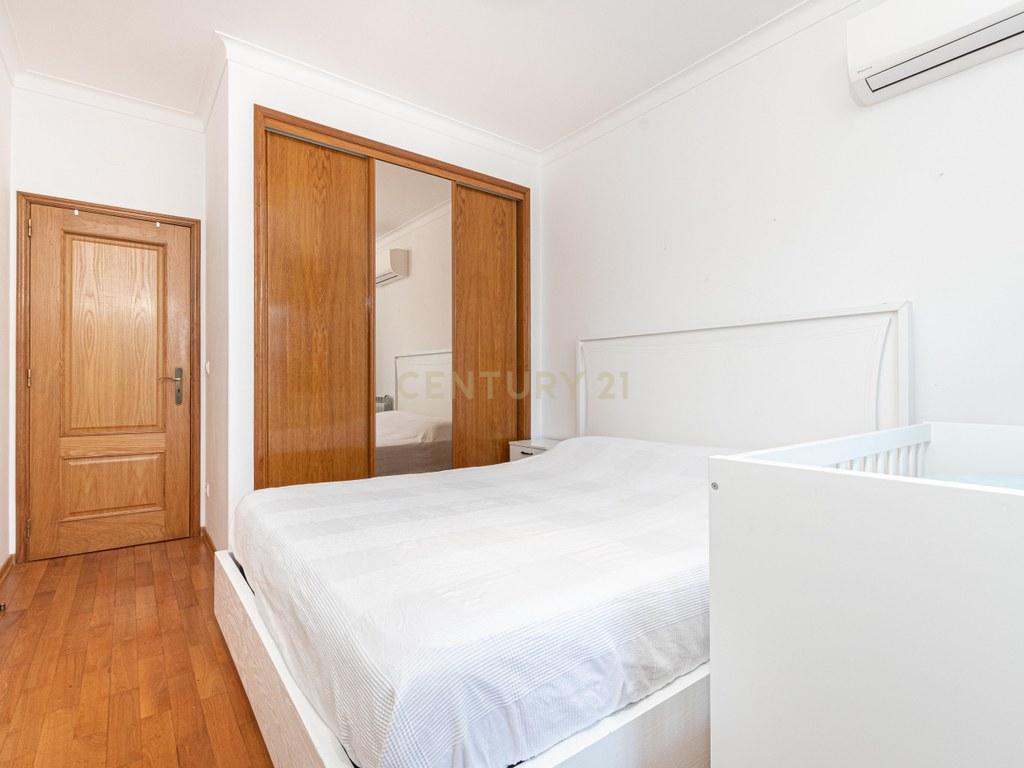 House T4+ in Vila Franca de Xira — image 11