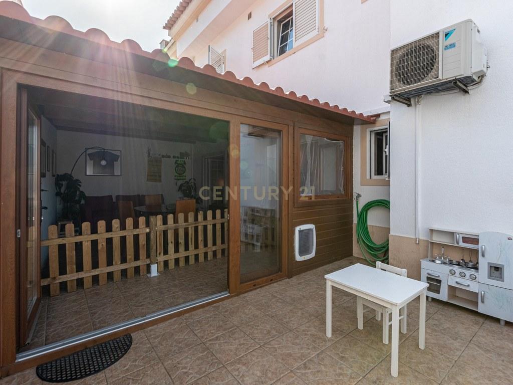 House T4+ in Vila Franca de Xira — image 16
