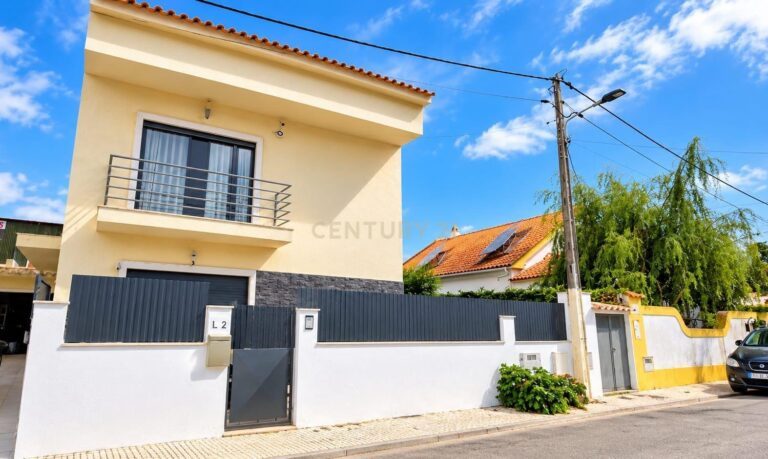2+2-bedroom house with garden, garage, swimming pool and barbecue area in Seixal — C0364-06478 — image 01