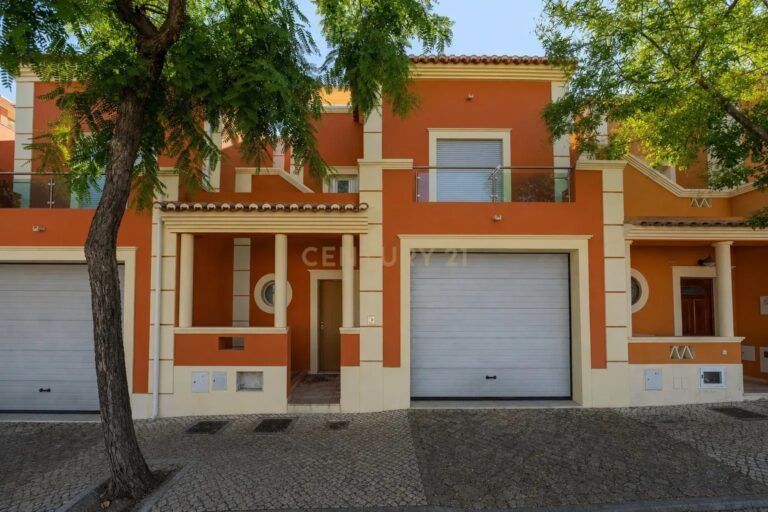 3-bedroom villa with a swimming pool and sea views — Fuzeta, Olhão — C0454-00212 — image 01