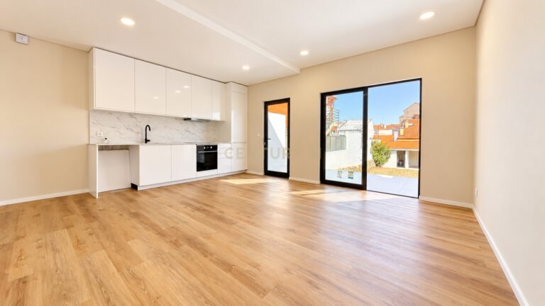 Fully Renovated T2+1 House in Santa Marinha, Vila Nova de Gaia — C0406-02868 — image 01